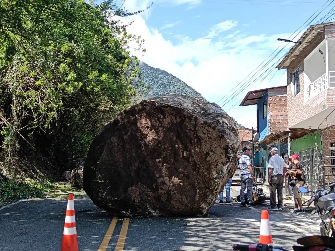 Gigantische rots kiest eigen route en pakt motor mee in Colombiaanse ...