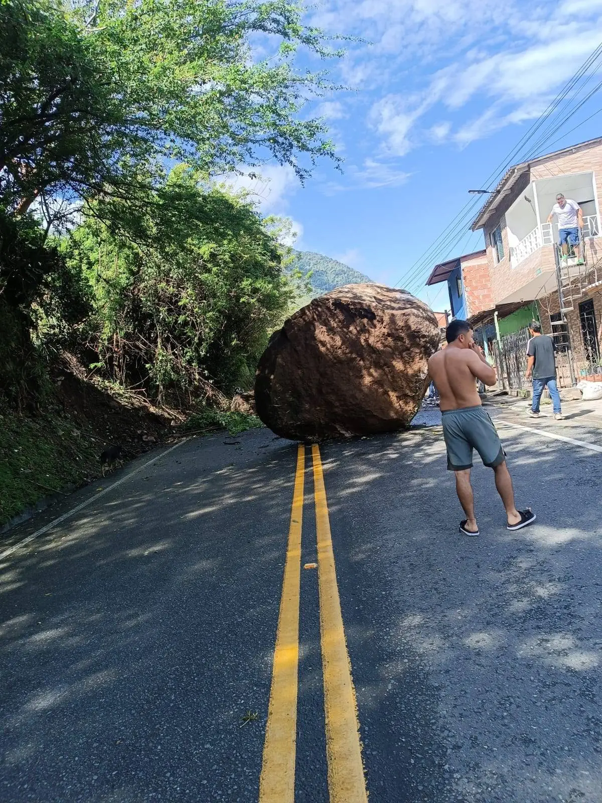 Gigantische rots kiest eigen route en pakt motor mee in Colombiaanse ...