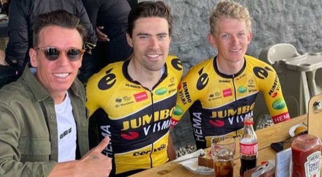 Opgeleefde Dumoulin helpt Bouwman aan de zege: 'Hij verdient dit het meeste van het peloton'