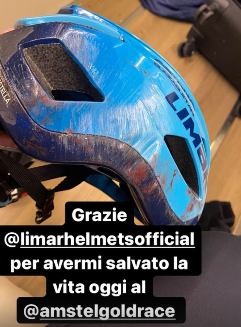 Battistella deelt foto van zwaar beschadigde helm na harde val op gezicht in Amstel Gold Race