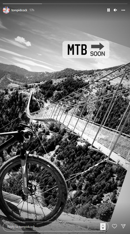 Ondertussen in het peloton | Van der Poel zonder handen midden in het peloton