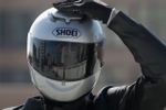 Waarom je maar beter uit je doppen kijkt wanneer een motorrijder op zijn helm tikt