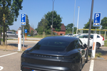 Vlaming met Porsche heeft speciale nummerplaat waarin hij toont echt geen fan van Tesla's te zijn