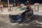 Man laat zijn Tesla bevriezen, sluit hem dan aan op supercharger en kan niet geloven wat er gebeurt