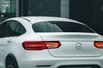 Iedereen gist naar de betekenis van de nummerplaat op deze Vlaamse Mercedes: "Andere cijfers uitverkocht?"