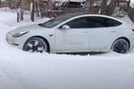 Man laat zijn Tesla 12 uur draaien in -28 graden om te testen hoe duurzaam hij écht is