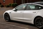 Vlaming toont met originele nummerplaat van wie hij zijn Tesla heeft gekregen: "Leuk cadeau!"