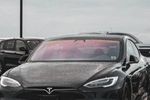 Tesla met knipoog: Vlaamse eigenaar benadrukt elektrisch rijden met speciale nummerplaat