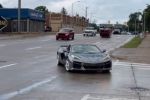 Chauffeur wil uitpakken met zijn Corvette, maar wordt de loef afgestoken door andere weggebruiker