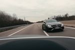 Mercedes scheurt een andere auto voorbij op Duitse snelweg met een snelheid van 332 km/u