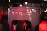 Man verkoopt meer dan 400 anti-Elon Musk stickers per dag: “De vraag komt bizar genoeg vooral van Tesla-eigenaars”