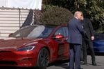 Bizarre reden waarom Donald Trump niet met Tesla mag rijden die hij net van Elon Musk heeft gekocht