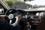 Elke Belgische chauffeur doet het, en toch kan het een boete van 58 euro opleveren: "Het kan anderen afleiden"
