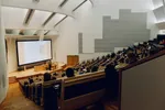 Dit is het loon van een professor aan de universiteit in België: "Ook verschillen tussen universiteiten"