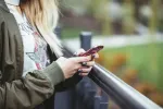 Vreemdgaande man betrapt op heel bizarre manier... door de aankoop van een nieuwe iPhone