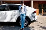 Hoe je binnenkort geld kunt verdienen met je elektrische auto terwijl die stilstaat: "Een veelbelovende mogelijkheid"