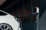 Man stapt over van een brandstofwagen naar een elektrische auto en doet één opvallende vaststelling