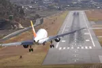 Slechts 50 piloten zijn gekwalificeerd om te landen op deze luchthaven: maak de landing mee van in de cockpit