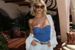 'Real Housewife' Amy trekt een roze bikini aan en haar 'assets' komen heel goed tot hun recht (foto's)
