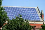 Zonnepanelen reinigen: experts leggen uit of het noodzakelijk is of weggegooid geld