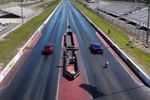 Beklijvende dragrace tussen snelste Porsche ooit en Tesla Model S, en een koning wordt gekroond