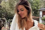 DJ-babe Giada begroet ons minimaal gekleed en doet weinig moeite om haar 'kroonjuwelen' te verstoppen (foto's)
