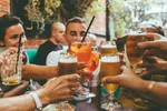 Kans op dementie verminderen? Neuroloog onthult vanaf welke leeftijd je moet stoppen met alcohol