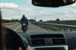 Deze verkeersvrijstelling voor Belgische motorrijders kent strikte grenzen: "Toegestaan, maar niet altijd"