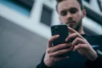 Laat je telefoon niet smelten: met deze nuttige tips overleeft hij de hittegolf