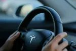 Tesla-eigenaar toont hoe autopilot van zijn wagen grandioos faalt: "Dit was levensbedreigend"