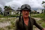 Urban explorer verkent verlaten dierentuin, en schrikt zich rot als hij een steen in een vijver gooit