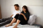 Vrouw ontdekt dat haar man vreemdgaat, nadat plots... alles in haar huis groen kleurt (zelfs de kat)