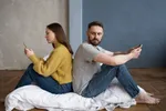 Expert onthult 10 signalen dat je partner aan het 'micro-vreemdgaan' is zonder dat je het doorhebt
