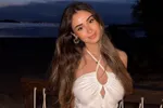 Ook voor juf Laura is het vakantie en daar horen dus enkele schaars geklede vakantiefoto's bij