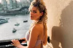Julia van K3 gooit haar kleren uit en showt haar impressionante bikinilijf (foto's)
