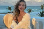 Luna Stevens maakt zichzelf (in bikini) helemaal nat en dat levert best wel fascinerend beeldmateriaal op