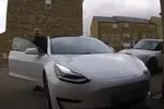 Man geeft gedetailleerd kostenoverzicht van het bezitten van een Tesla Model 3 over een periode van vijf jaar