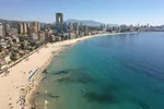 Deze ietwat bizarre strandregel in Benidorm kan je een boete van 150 euro opleveren