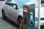 Belgische vrouw laadt elektrische wagen op aan semipublieke laadpaal, maar schrikt van factuur: "Lesje geleerd!"