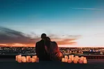 Geen zin in Netflix? Deze date-ideeën zijn véél spannender (en stiekem ook leuker)