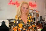 Lesley-Ann Poppe heeft nieuwe extensions en dan haalt ze duidelijk haar innerlijke stoeipoes nog eens boven
