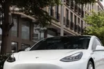 Belgische Tesla-eigenaar lokt flink wat commentaar uit met zijn bijzondere nummerplaat