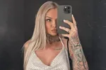 Temptation-Pommeline toont zich in een erg gewaagd topje: "Pas op, de rechtse gaat ontsnappen!" (foto's)