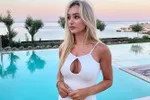 Een verleidelijke blik en een bikini, meer heeft Amy Sonck niet nodig om ons te hypnotiseren (foto's)