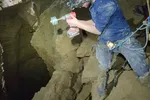 Man laat GoPro vallen in 'diepste put van de VS' en kijkers schrikken zich plots rot: "Wat was dat!?"