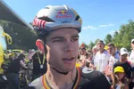 Opvallende gast volgt Van Aert en co tijdens rustdag in Tour en schrikt zich rot: "Dat is écht gevaarlijk!"