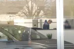 Mark stormt Tesla-garage binnen: "Jullie hebben 4.600 euro van me gestolen voor wagen die nooit gemaakt werd!"