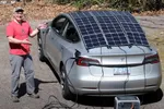 Man voegt zonnedak toe aan zijn Tesla Model 3 om te zien of hij zijn auto gratis kan opladen
