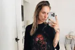 In Amsterdam kennen ze Jitske Van de Veire nu ook, en daar zit haar zeer pikante (bh-loze) outfit zeker voor iets tussen