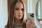 Oeps! Jennifer Lopez verliest stuk van outfit op podium en staat plots in haar ondergoed (video)